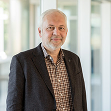 Photo of Professor Aras Konjhodzic, Ph.D. posing