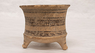 A photo of a clay pot.