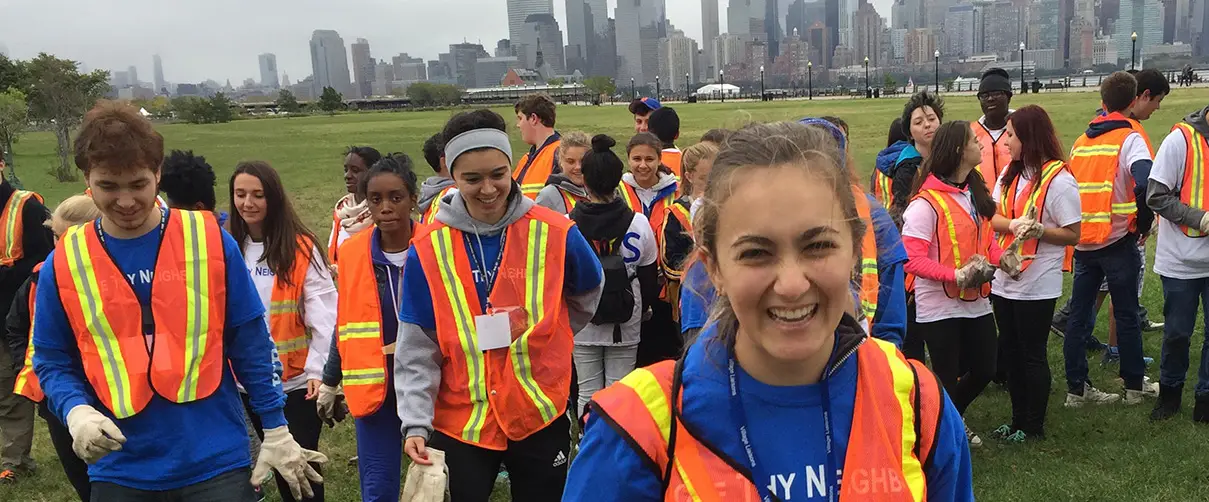 Image of students volunteering