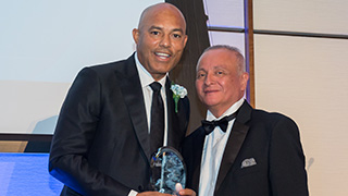 Photo of Mariano Rivera receiving his award at the Unanue Gala 2022