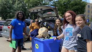 Volunteers assisting members of the Class of 2026 as they move into their Home at the Hall.