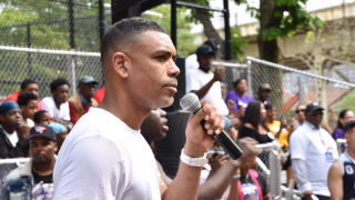 Image of Former NBA superstar Allen Houston giving a speech