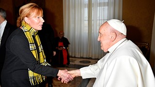 Bernadette McVey meets Pope Francis