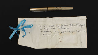 byrne-pen-x320 Byrne pen and note on a black background setting