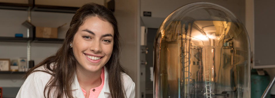 Fernanda Duarte in the physics lab. 