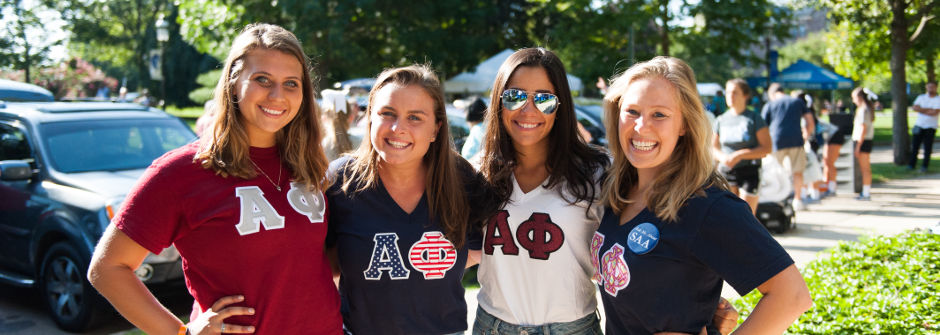 Alpha Phi sorority sisters helping freshmen move in. 