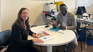 Natus à table avec le professeur Roger Cody.