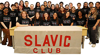 Групповое фото членов Славянского клуба перед транспарантом с надписью: "Славянский клуб"