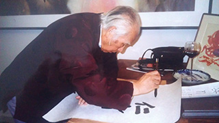 Wang Fang-yu creating an ink painting.